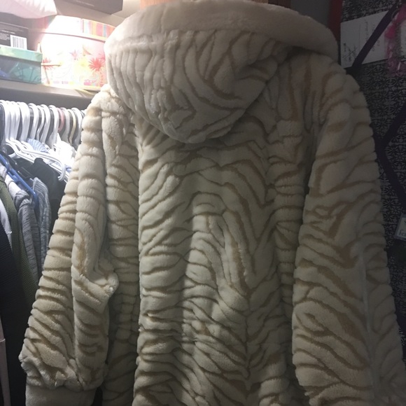 Faux fur coat - Picture 2 of 7